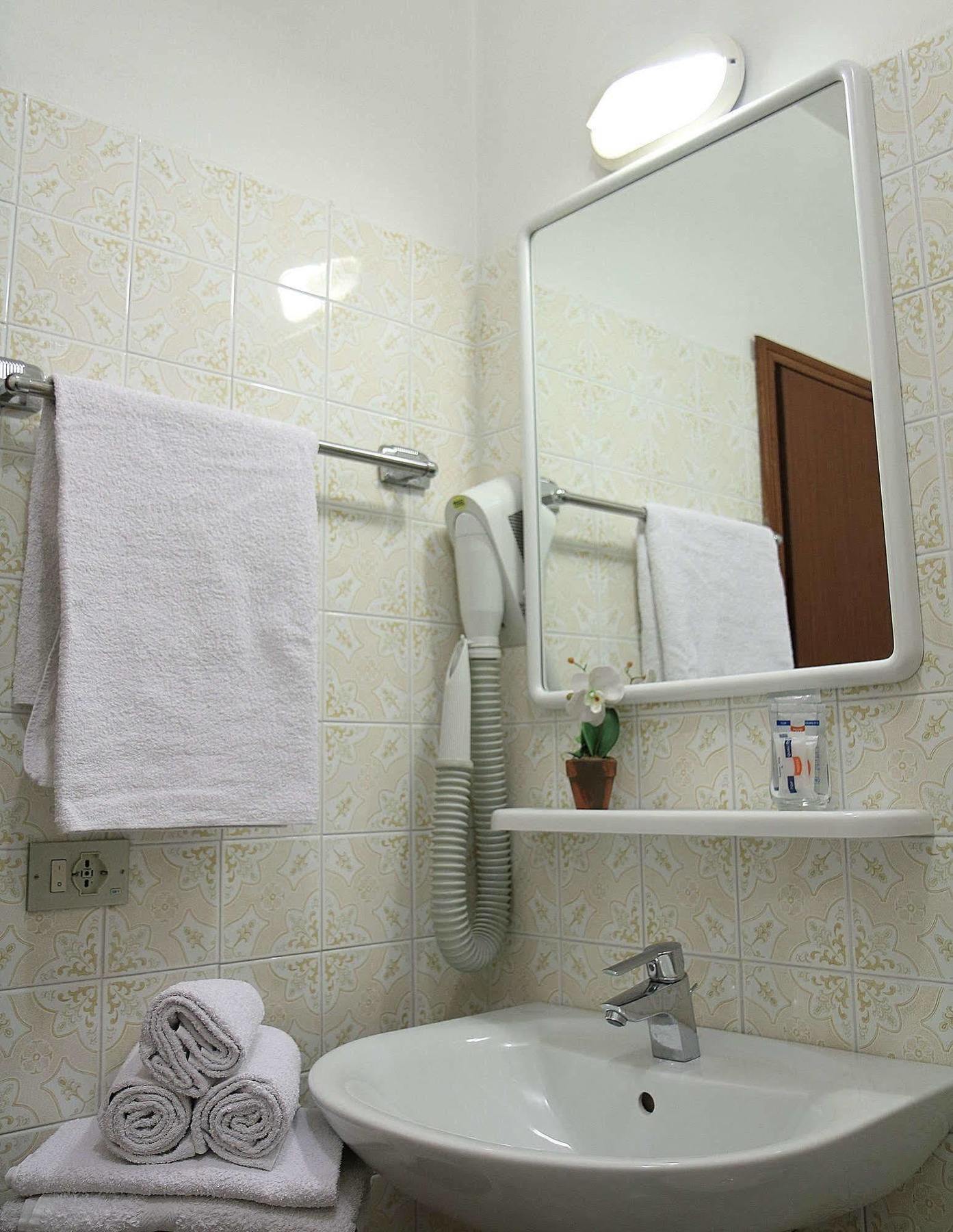 Hotel Villa Clara Torbole Sul Garda Luaran gambar